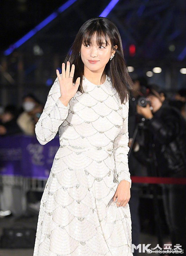 韩孝周 今日大钟奖造型 身着白色鱼鳞连衣裙亮相……__财经头条