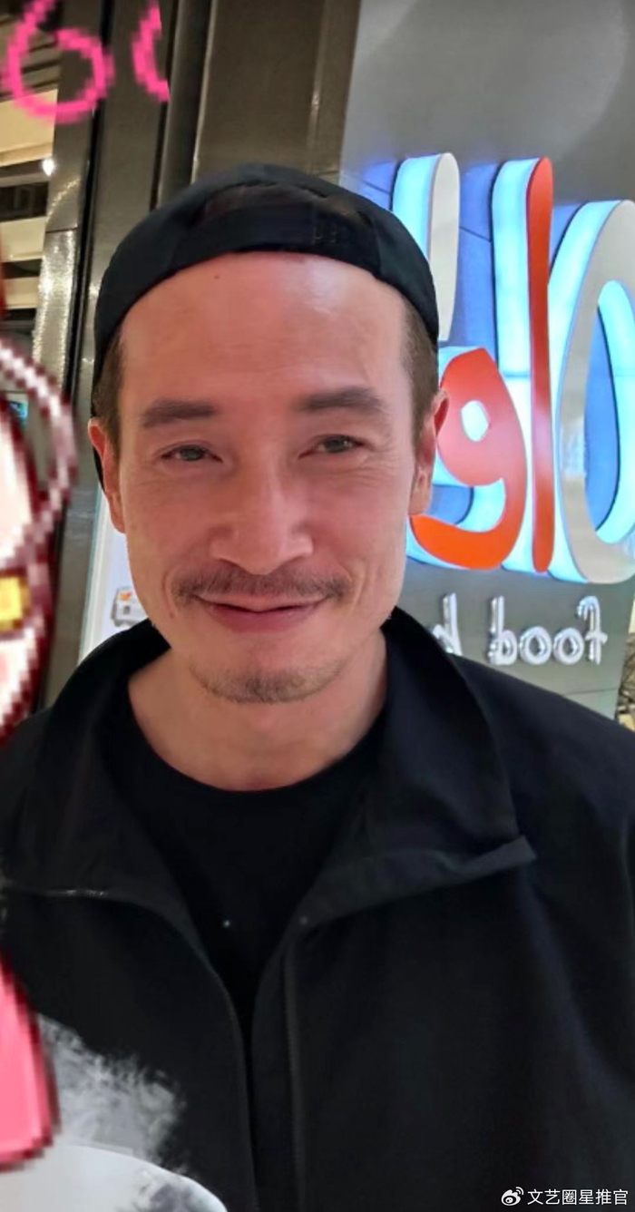 52岁陈豪逛超市被偶遇秃头严重神情疲惫眼睛浑浊引健康猜测