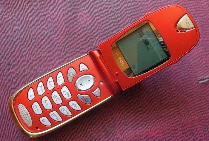 2002年,tcl推出了翻盖手机3188,相信不少80后见过,最大特点是在外屏