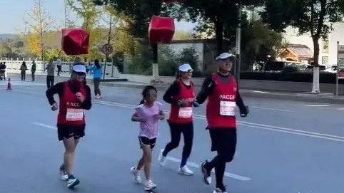 带6岁女儿“蹭跑”马拉松，别让“抢跑意识”习惯性发作