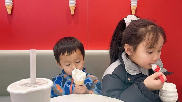 冰淇淋自由的孩子赢麻了！被限制冷饮的娃，输在起跑线
