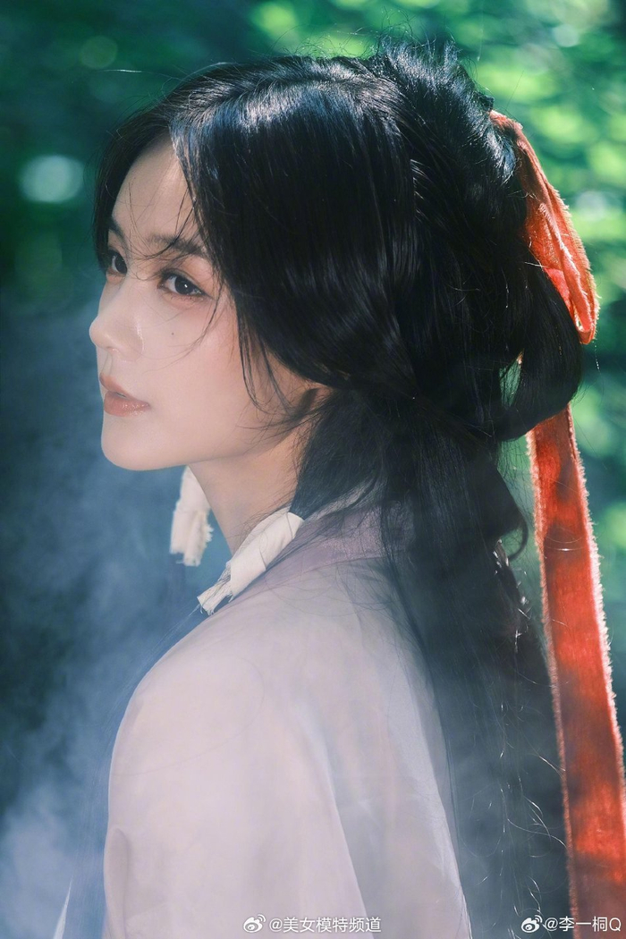 李一桐红发带古装造型写真曝光水边回眸温婉似画中人