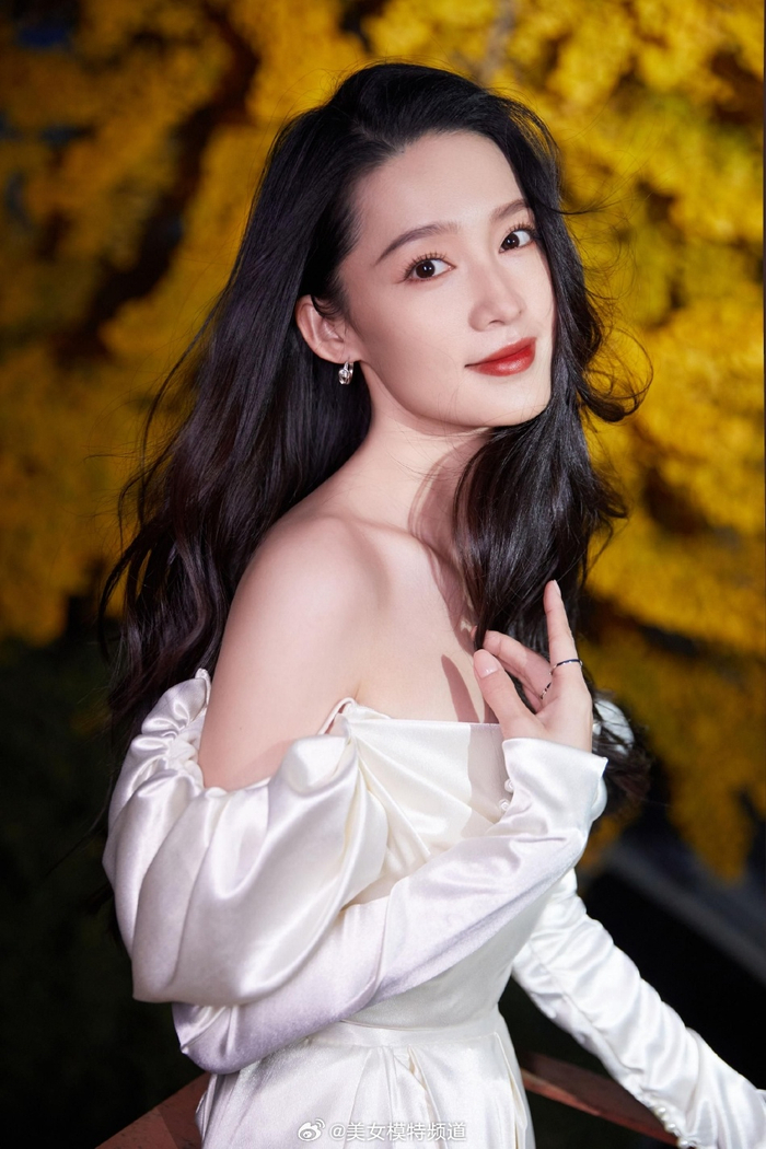 李沁氛围感写真释出身穿白色露肩礼裙甜美大气