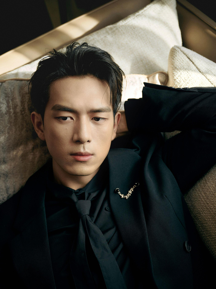 李现elle风尚大典黑西装