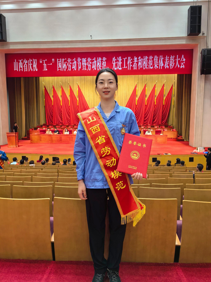 今年五一前夕,她被授予山西省劳动模范光荣称号.