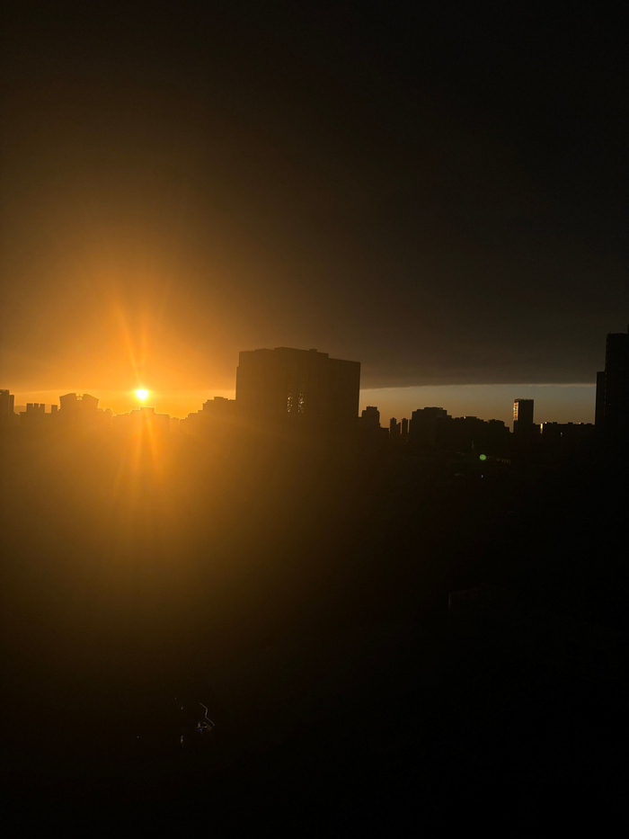 北京的落日跟世界末日似的… n个同事n个手机拍了n种末日
