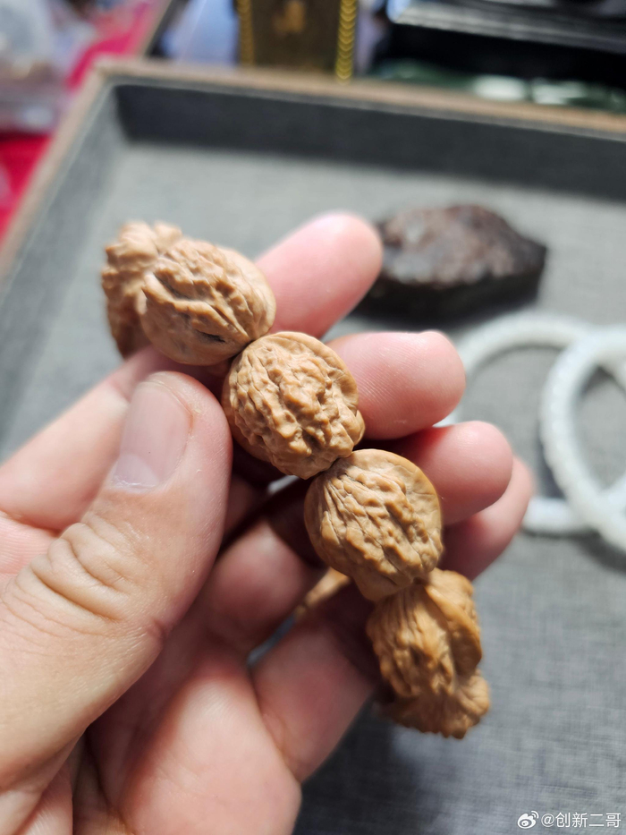野生蛤蟆头文玩小核桃,皮质岗岗的