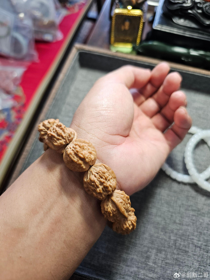 野生蛤蟆头文玩小核桃,皮质岗岗的