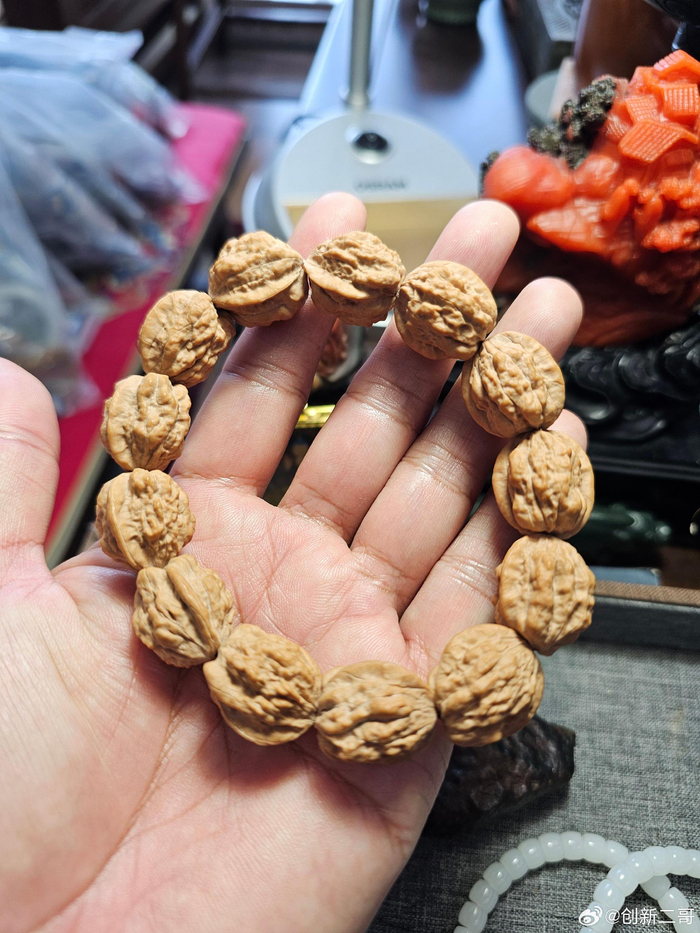 野生蛤蟆头文玩小核桃,皮质岗岗的