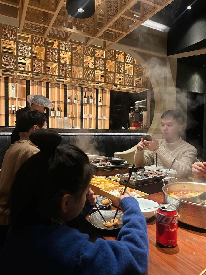 我妈早上打电话来，让我晚上找个位置给我弟过生