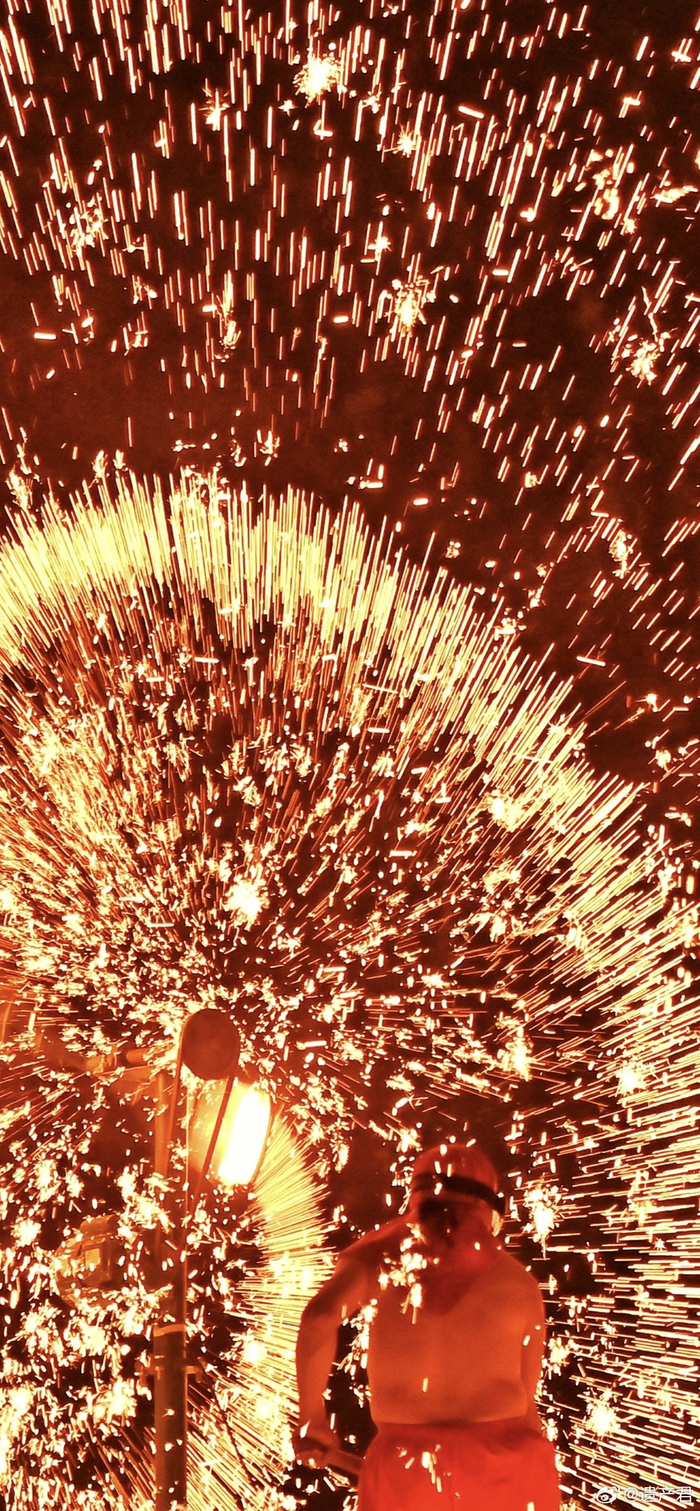 在徽州看到的打铁花,用熔化的铁水泼洒到空中