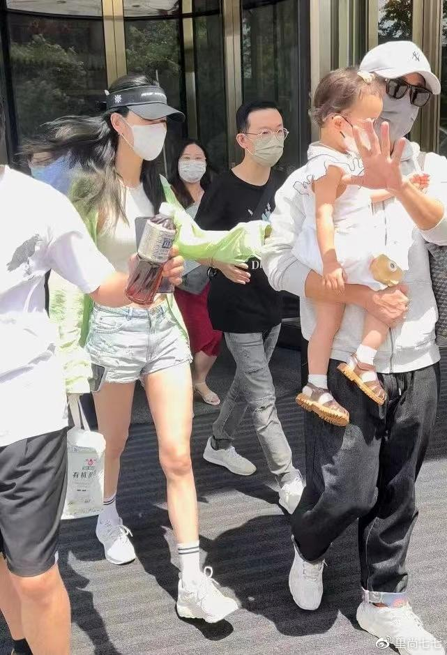 林峯也是女儿奴自背保姆包全程护娃老婆穿露脐装秀脐钉像走秀