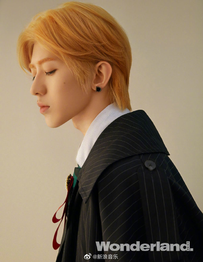 蔡徐坤登《wonderland》中文版新刊封面,伦敦的深秋让金发更夺目