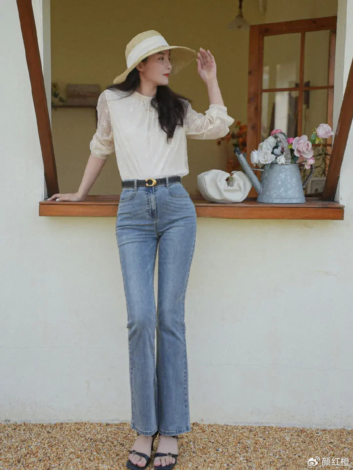 众所周知,牛仔的面料是较为硬朗挺阔的,所以对于咱们腿部的线条感有着