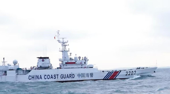 我海警巡逻舰在厦金海域执法对伪海巡署的巡防艇形成碾压态势