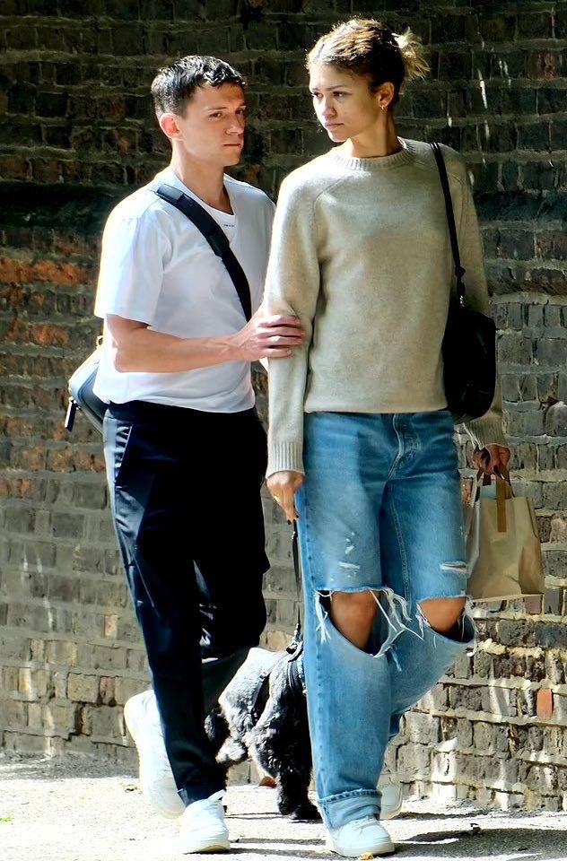 荷兰弟和赞达亚前几天在伦敦遛狗街拍