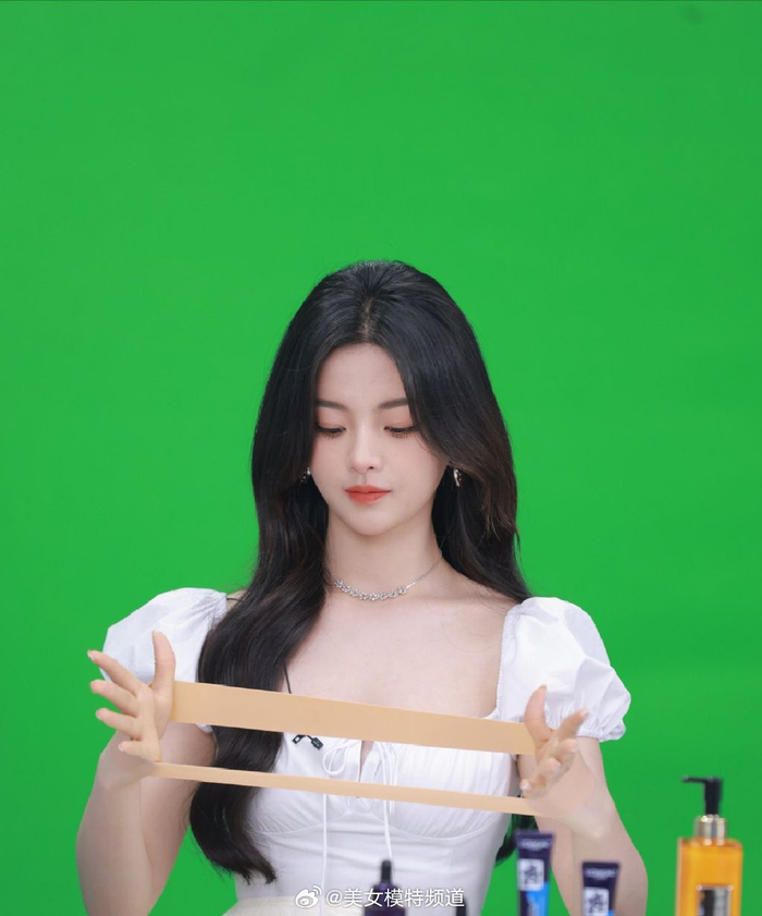 杨超越蓬蓬裙披肩美发显温柔嘴角一抹浅笑灵动可爱