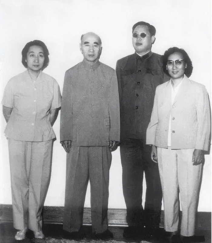 林彪夫妇和李作鹏夫妇合影,四人很开心,1971年春节还拍了大合影|李作鹏|林彪|合影_新浪新闻
