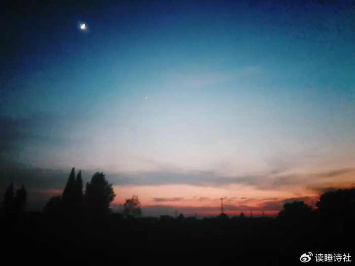 月光的词条:复辟我听到明灭的雨声听到雨声中有白马经过在深秋 没有