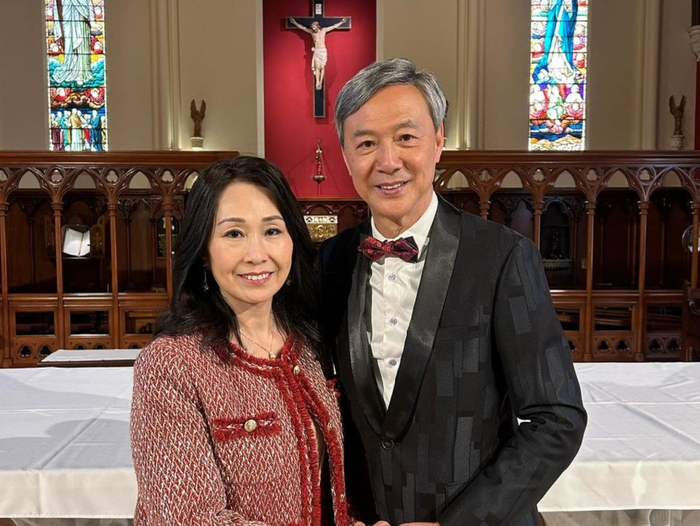 陈荣峻吴香伦飞外国参加女儿婚礼 穿正装开心挽着女儿进入婚礼现场
