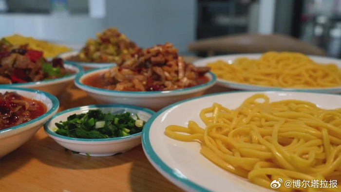 来精河吃一碗直击灵魂的枸杞拌面