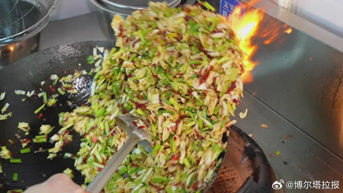 来精河吃一碗直击灵魂的枸杞拌面