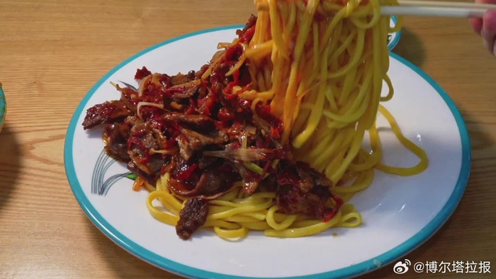 来精河吃一碗直击灵魂的枸杞拌面