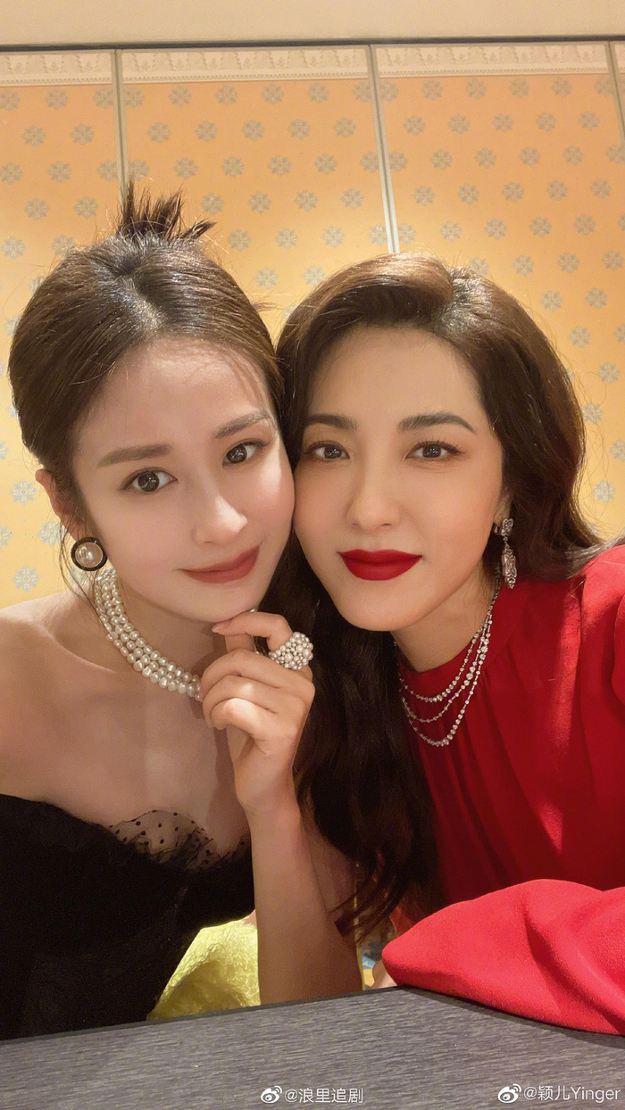 颖儿在微博上晒的图例有和曾黎的合照~哇……|颖儿|曾黎_新浪新闻