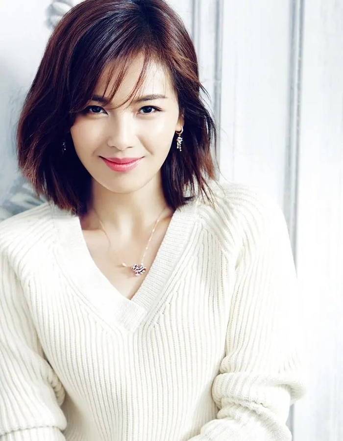 知名女演员刘涛烤瓷牙上热搜镜头前偏蓝过于夸张疑似满嘴假牙