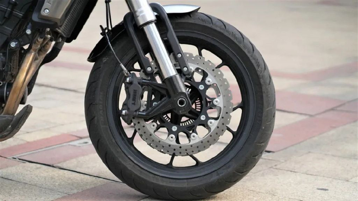 搭配西互的径向四活塞刹车卡钳,后单碟刹搭配西互单活塞刹车卡钳,前后