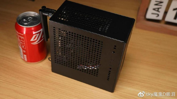 性能稳定,散热效果好,它的体积仅仅比一瓶330ml的易拉罐饮料大一点点