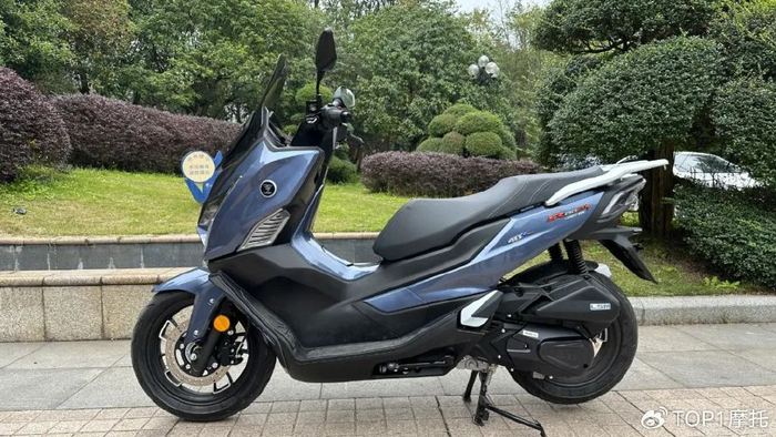 从外观上看,sr150gt h与sr150gt并没有什么差别,除了车身侧面的产品