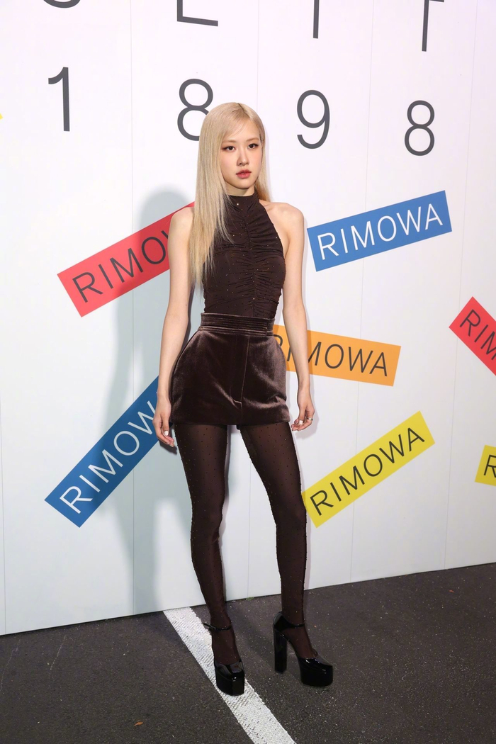 现身纽约出席rimowaseit1898纽约展的blackpink的rosé