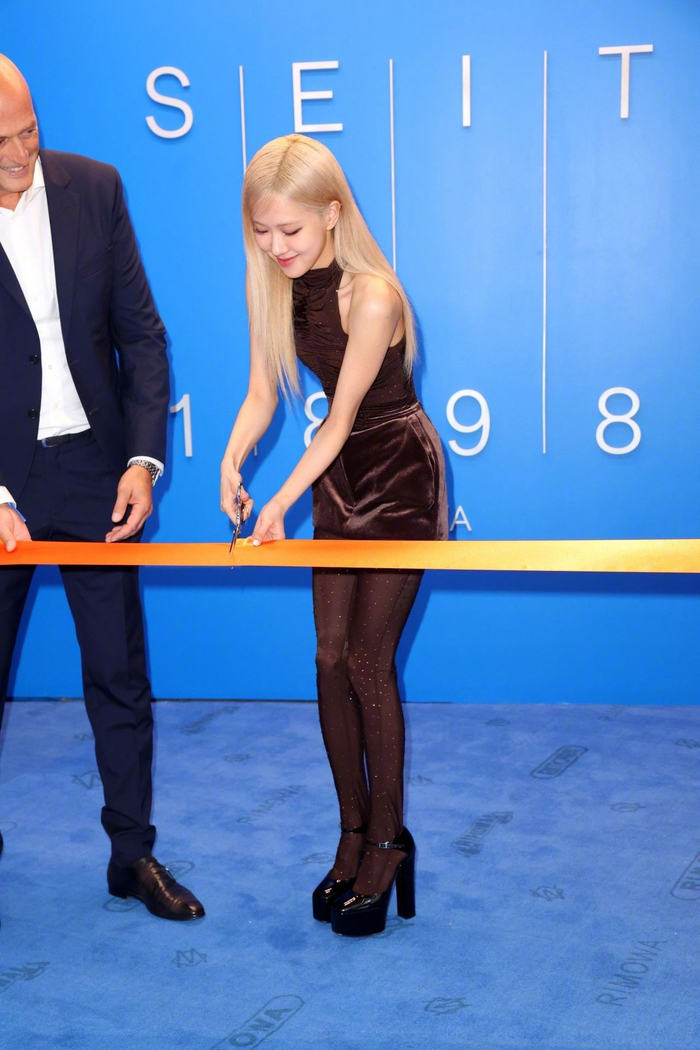 身穿的事alex perry 连体衣和短裙以及长筒袜,脚穿valentino 厚底鞋.