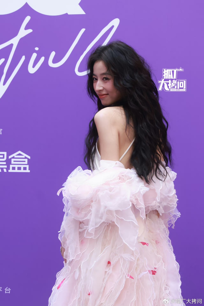 周雨彤gq红毯生图,卷发白裙飘逸迷人,生图也美得不像话
