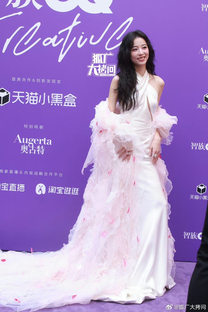 周雨彤gq红毯生图,卷发白裙飘逸迷人,生图也美得不像话