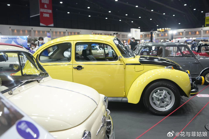 在泰国第四十届国际车展现场见到了许多年纪很大的古董车