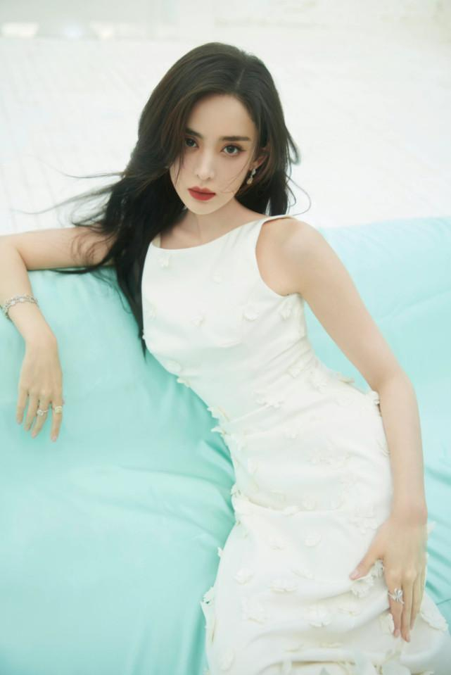 古力娜扎写真大片,穿修身黑裙魅力无限,黑发红唇万种风情