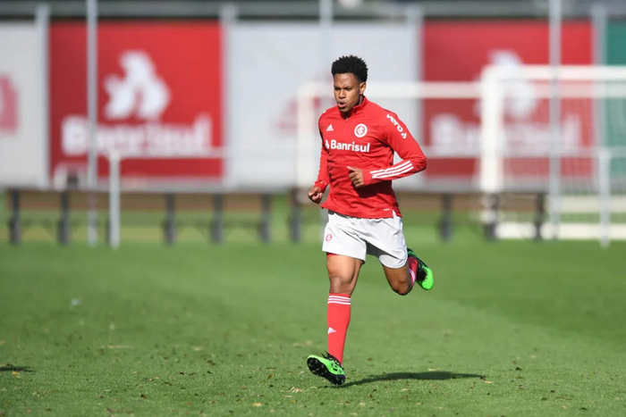 上港新外援来头不小 身价不仅高达千万 而且还跟皇马旧将做过队友