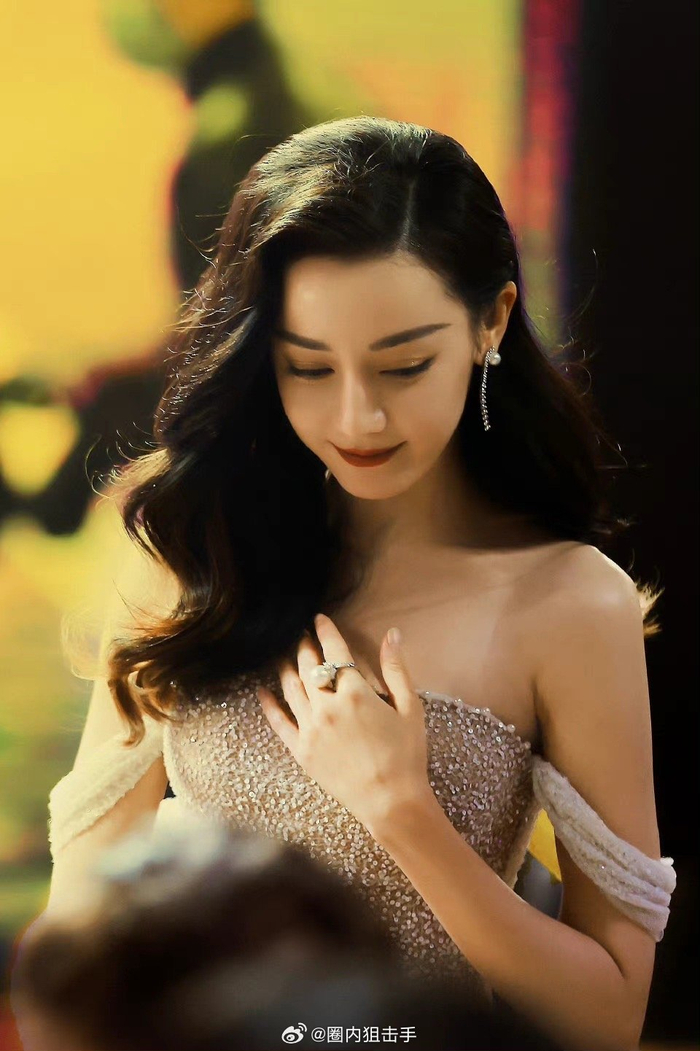 迪丽热巴才叫做标准系浓颜美女,随便一拍都很美丽呀……|迪丽热巴