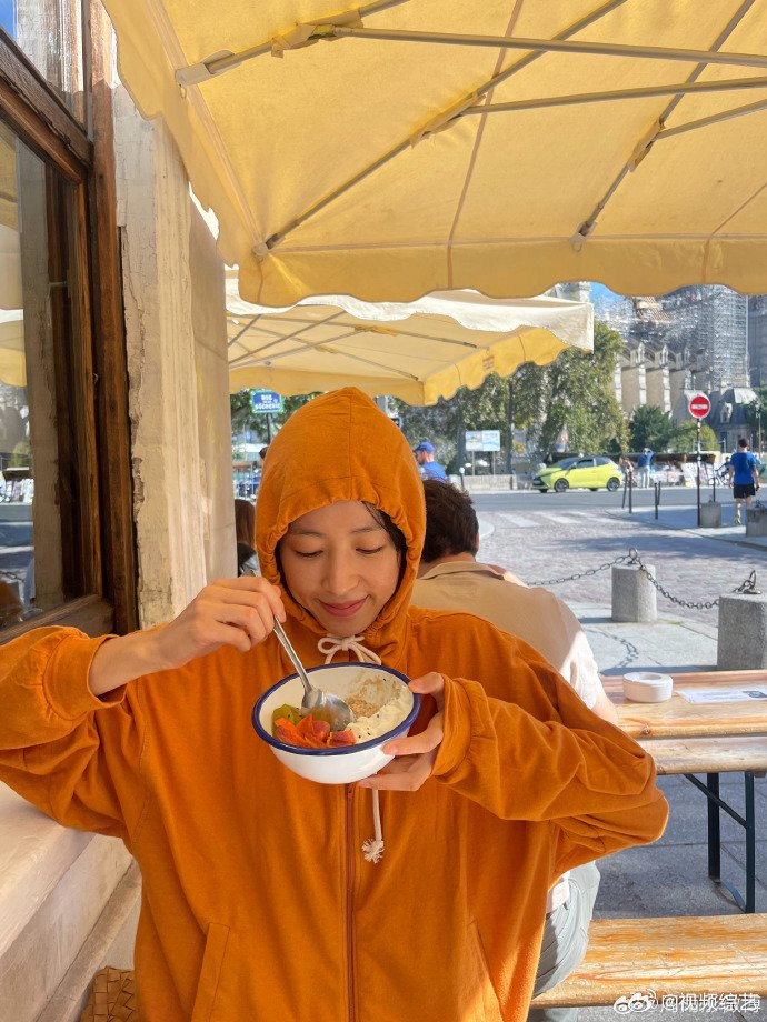 周雨彤旅游照 啊啊啊啊在真的很爱周姐身上的松弛感