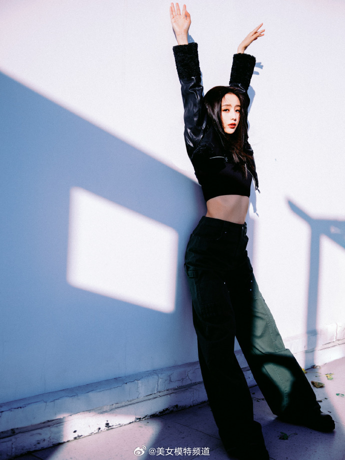 佟丽娅穿短款皮衣露蛮腰戴墨镜长发飞扬又美又飒