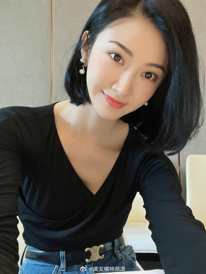 景甜晒短发自拍皮肤白嫩状态佳穿黑色紧身小v领秀天鹅颈