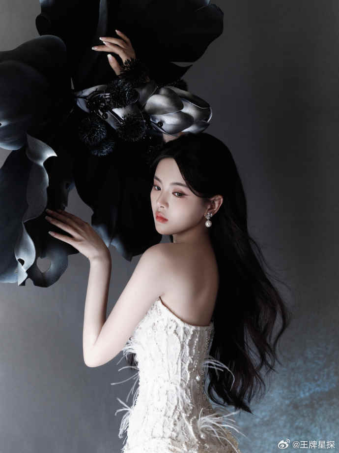 杨超越今晚亮相像极了刚上岸的美人鱼呜呜又是美貌在发光的一天