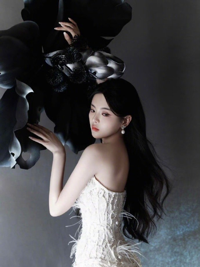 杨超越今日亮相lefame2024秋冬大秀身穿白色抹胸蕾丝珍珠长裙