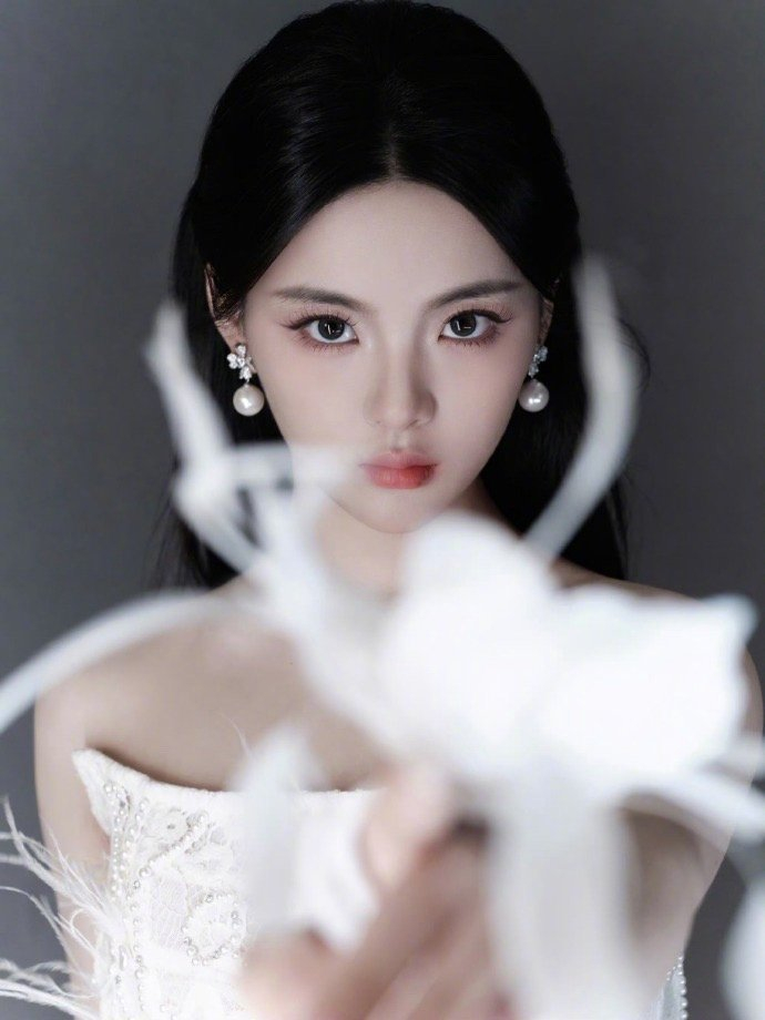 杨超越今日亮相lefame2024秋冬大秀身穿白色抹胸蕾丝珍珠长裙