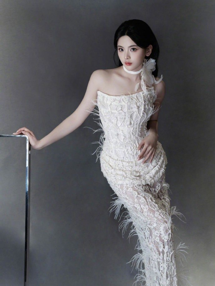 杨超越今日亮相lefame2024秋冬大秀身穿白色抹胸蕾丝珍珠长裙