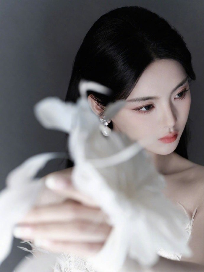 杨超越今日亮相lefame2024秋冬大秀身穿白色抹胸蕾丝珍珠长裙