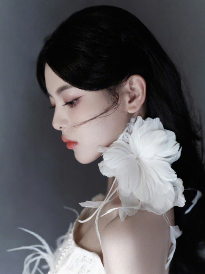杨超越今日亮相lefame2024秋冬大秀身穿白色抹胸蕾丝珍珠长裙