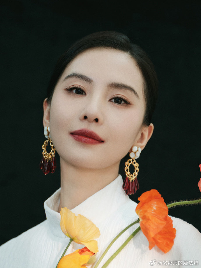 刘诗诗的妆容和发型都非常出色